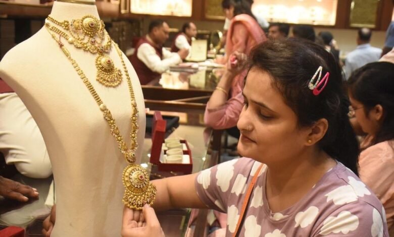 सोना-चांदी-की-चमक-फीकी-पड़ी,-कीमतों-में-भारी-गिरावट,-चेक-करें-आज-के-रेट