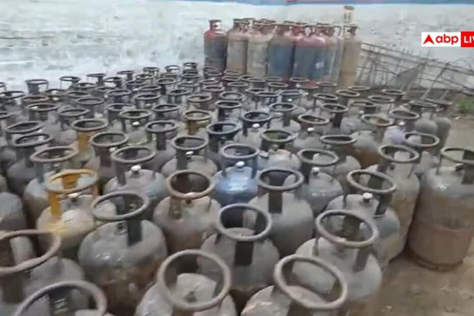 lpg-की-किल्लत-के-बीच-दिल्ली-पुलिस-की-बड़ी-कार्रवाई,-गोदाम-में-रखे-अवैध-610-गैस-सिलेंडर-बरामद