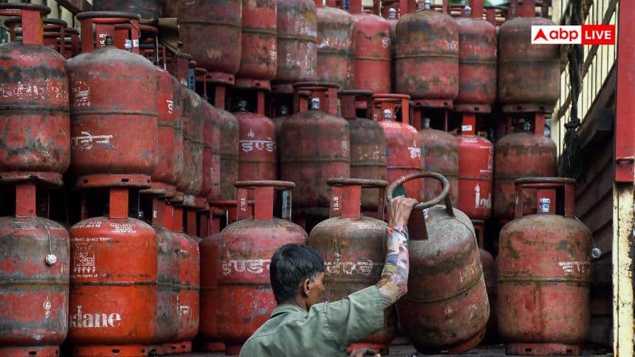 lpg-crisis:-छत्तीसगढ़-में-एलपीजी-गैस-संकट-से-होटल-कारोबारी-बेहाल,-लकड़ी-के-चूल्हों-पर-बन-रहा-खाना