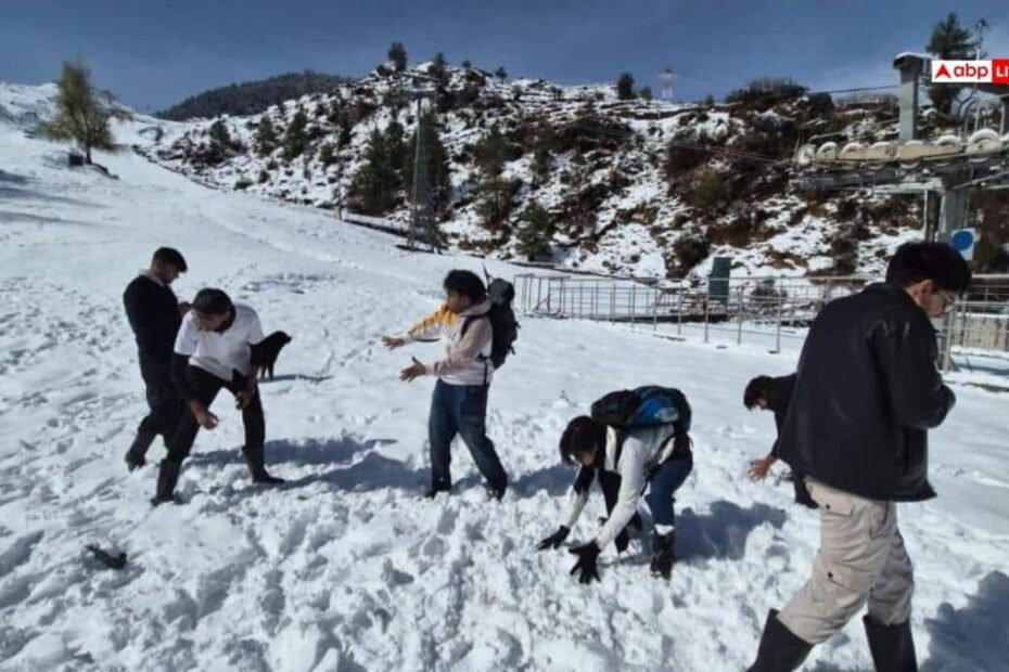 उत्तराखंड-में-बदला-मौसम-का-मिजाज,-औली-से-बद्रीनाथ-तक-बर्फबारी,-मार्च-में-बर्फ-देख-खिले-पर्यटकों-के-चेहरे