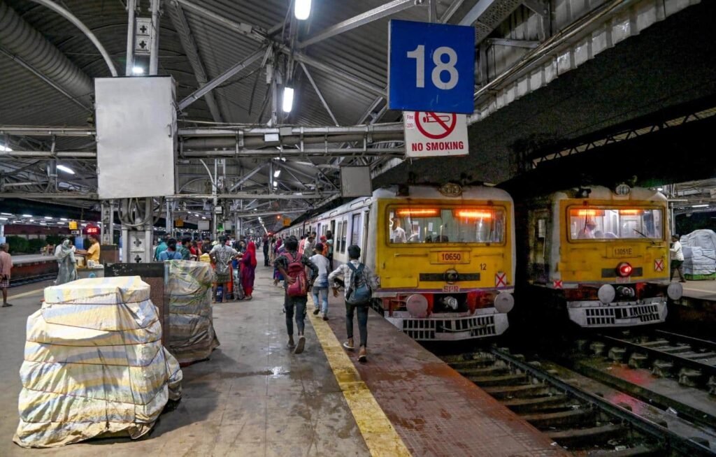 mumbai-news:-मुलुंड-स्टेशन-पर-घरेलू-कलह-में-पति-ने-पत्नी-को-चलती-ट्रेन-के-आगे-धकेला,-हत्या-का-मामला-दर्ज