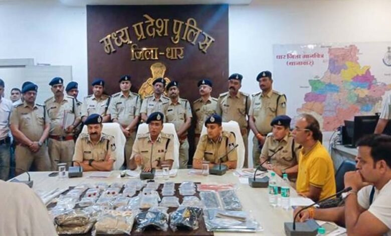 धार-एवं-खंडवा-जिले-की-संयुक्त-पुलिस-टीम-ने-नकली-इनकम-टैक्स-अधिकारी-बनकर-डकैती-करने-वाले-गिरोह-का-किया-पर्दाफाश