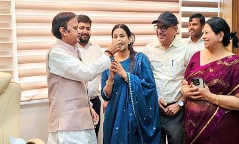 उप-मुख्यमंत्री-शुक्ल-ने-सुश्री-समीक्षा-द्विवेदी-को-दी-उज्जवल-भविष्य-की-शुभकामनाएँ