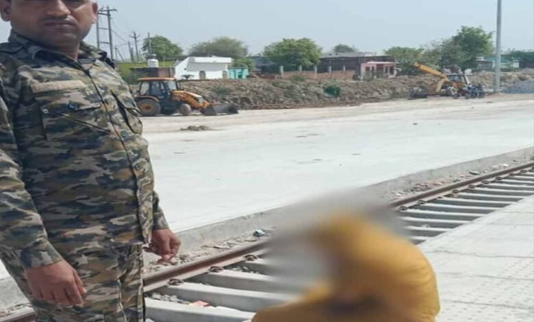 निवाड़ी-के-डायल-112-हीरोज:-सतर्कता-और-समझाइशदेकर-आत्‍महत्‍या-के-उद्देश्‍य-से-रेलवे-पटरी-पर-बैठी-महिला-को-सुरक्षित-बचाया