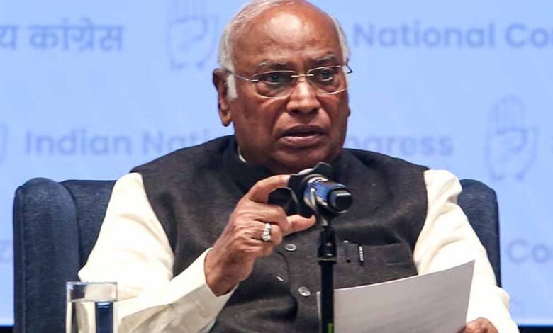 पाकिस्तान-पर-बरसे-मल्लिकार्जुन-खरगे,-बोले–-अफगानिस्तान-में-हो-रही-बर्बरता-पर-दुनिया-चुप-क्यों?