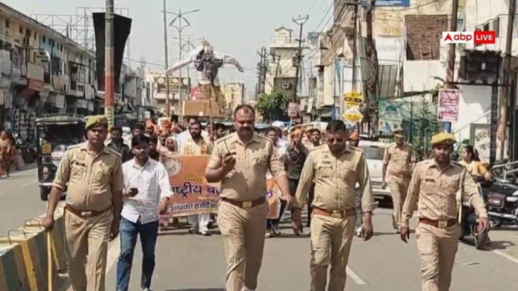 shamli-news:-cm-योगी-की-मां-पर-अभद्र-टिप्पणी-से-भड़का-बजरंग-दल,-फूंका-मौलाना-का-पुतला