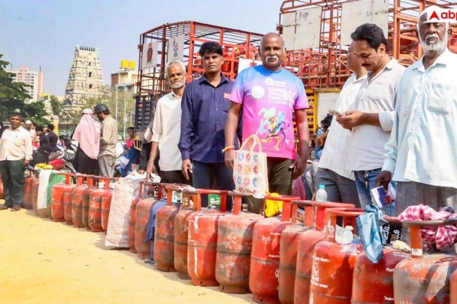 delhi-lpg-crisis:-दिल्ली-में-गैस-एजेंसी-के-बाहर-लंबी-कतारें,-lpg-की-किल्लत-से-रोजेदारों-की-भी-बढ़ी-परेशानी