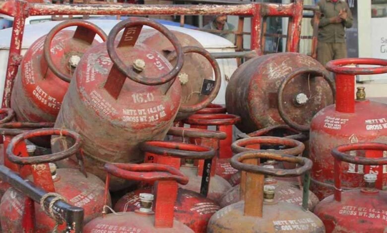 ईरान-युद्ध-के-बीच-lpg-सप्लाई-पर-मंडराया-संकट,-सरकार-ने-दी-राहत-की-बड़ी-खबर