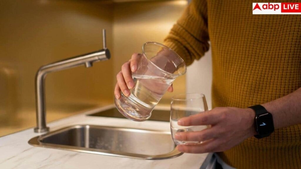 constipation-relief-tips:-क्या-सुबह-सुबह-पानी-पीने-से-सच-में-बन-जाता-है-प्रेशर,-कितनी-सच-है-यह-बात?