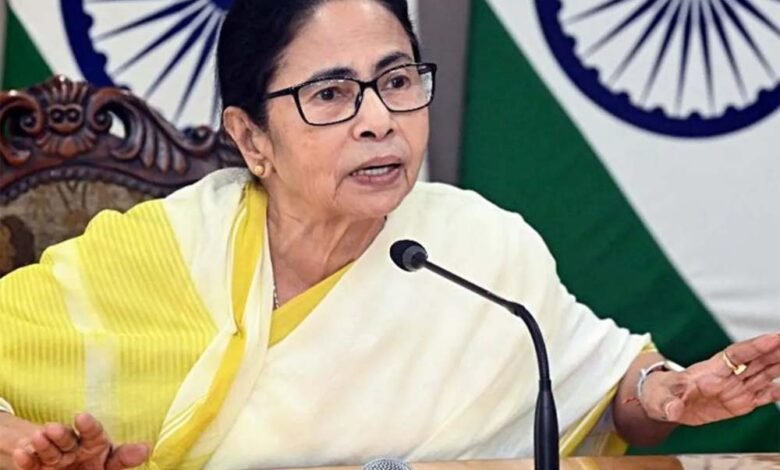 ममता-बनर्जी-का-मास्टरस्ट्रोक:-महिलाओं-और-बेरोजगारों-को-मासिक-भत्ता,-जानें-10-बड़े-वादे