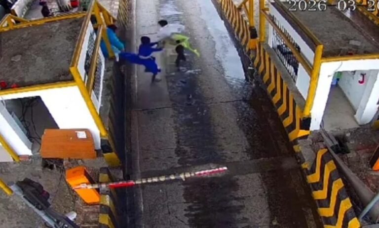 सिवनी-nh-44-पर-बवाल:-गाड़ी-रोकने-पर-निहंग-सिखों-ने-टोलकर्मियों-को-तलवार-की-मूठ-और-डंडों-से-पीटा