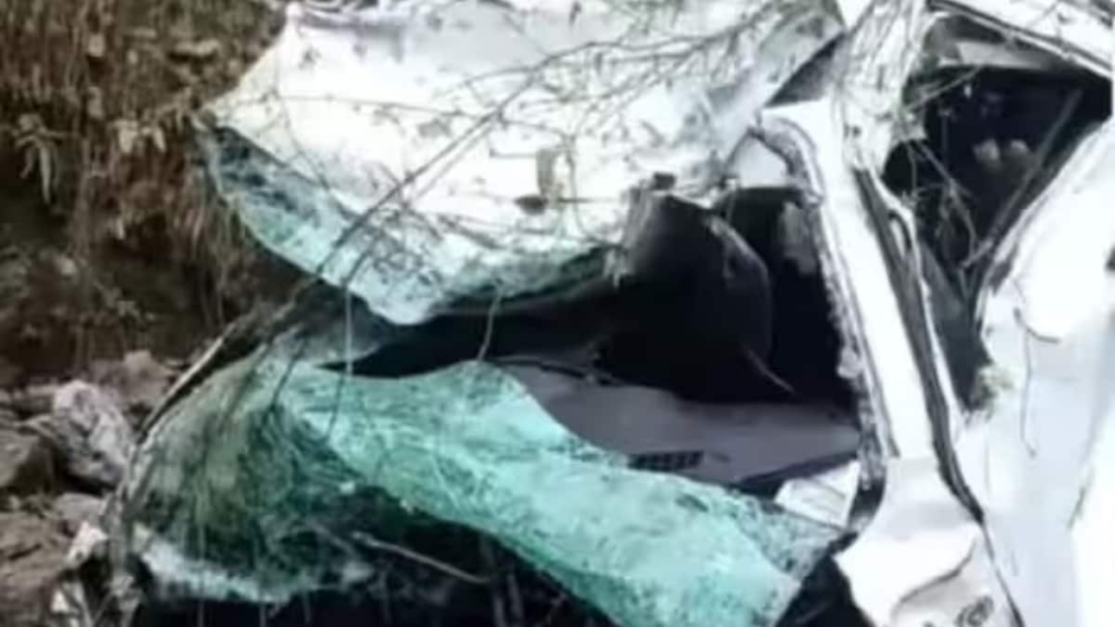 डलहौजी-में-भयानक-हादसा!-सैलानियों-की-गाड़ी-गहरी-खाई-में-गिरी,-3-की-हुई-मौत