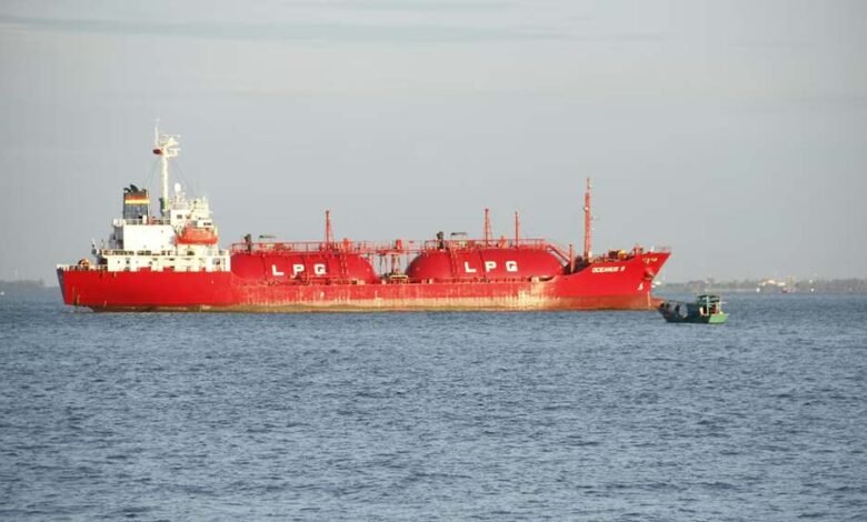 स्ट्रेट-ऑफ-होर्मुज-से-राहत:-दो-भारतीय-lpg-जहाजों-को-मिला-सुरक्षित-गुजरने-का-परमिट