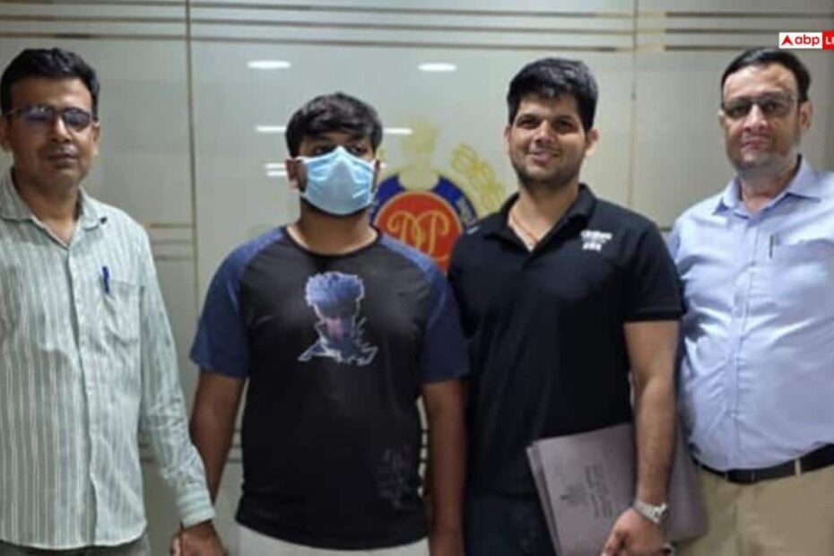 ipo-का-झांसा-देकर-whatsapp-से-लाखों-की-ठगी,-दिल्ली-पुलिस-के-हत्थे-चढ़ा-मास्टरमाइंड-cs-छात्र