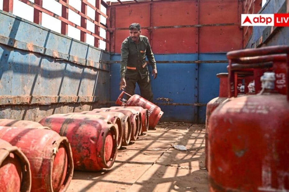 शामली-में-गहराया-lpg-संकट,-सुबह-से-ही-गैस-एजेंसी-पर-लग-रही-लंबी-लंबी-कतारें,-परेशान-हैं-लोग