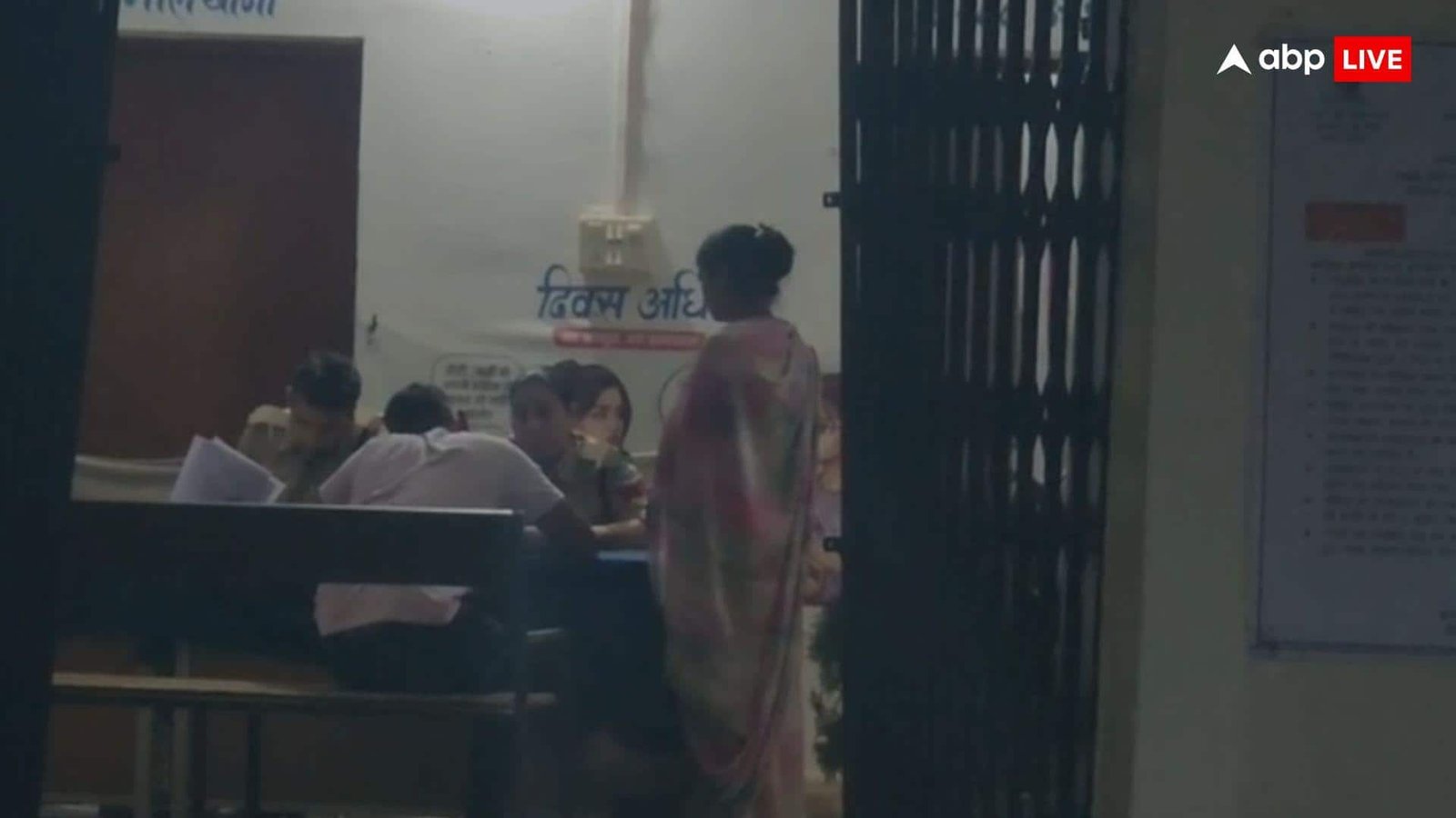 mp-news:-असिस्टेंट-प्रोफेसर-ने-बस-में-महिला-से-की-छेड़छाड़,-अश्लील-हरकत-का-वीडियो-वायरल,-केस-दर्ज