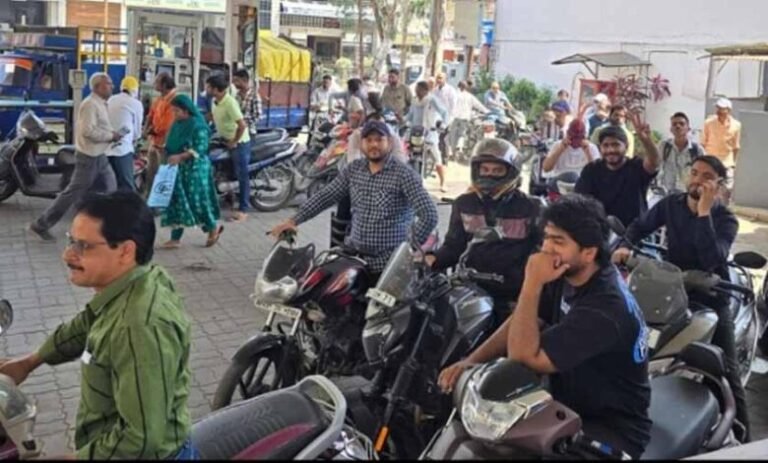 रतलाम-में-अफवाह-का-असर:-पेट्रोल-डीजल-की-किल्लत-की-खबर-से-पंपों-पर-उमड़ी-भीड़,-कई-स्टेशन-बंद