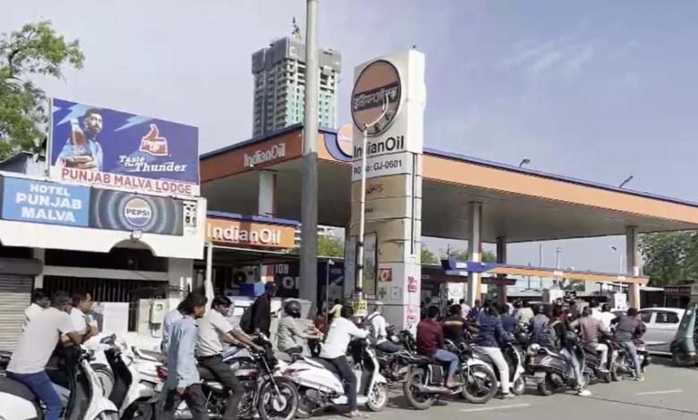 तेल-संकट-की-अफवाहों-से-हड़कंप,-अहमदाबाद-से-राजकोट-तक-पेट्रोल-पंपों-पर-लगी-भीड़