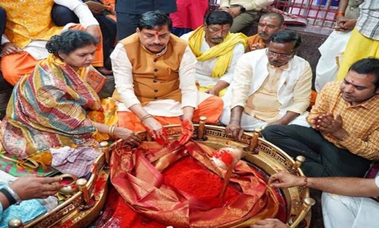 मुख्यमंत्री-डॉ.-यादव-ने-सपत्नीक-अंगारेश्वर-महादेव-का-पूजन-दर्शन-कर-अभिषेक-किया