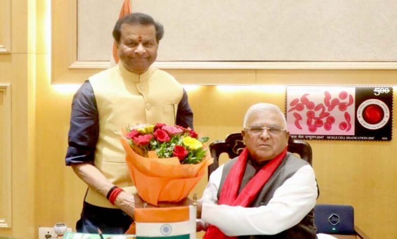 राज्यपाल-पटेल-से-राज्य-वित्त-आयोग-के-अध्यक्ष-पवैया-ने-सौजन्य-भेंट-की