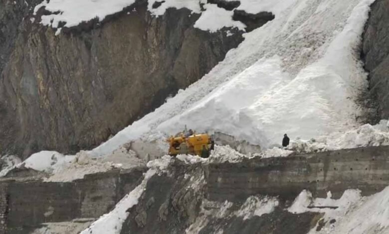 श्रीनगर-लेह-हाईवे-पर-बर्फीला-कहर:-एवलांच-में-6-की-मौत,-रेस्क्यू-ऑपरेशन-जारी