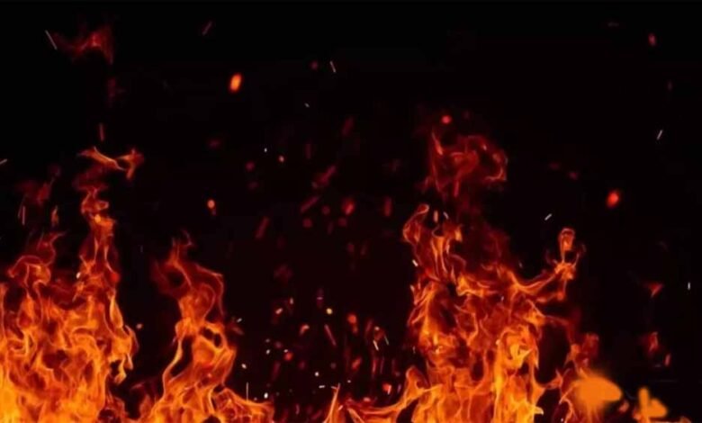 इंदौर-के-पटेल-मार्केट-में-भीषण-आग:-मेडिकल-शॉप,-क्लिनिक-और-रेस्त्रां-जलकर-खाक