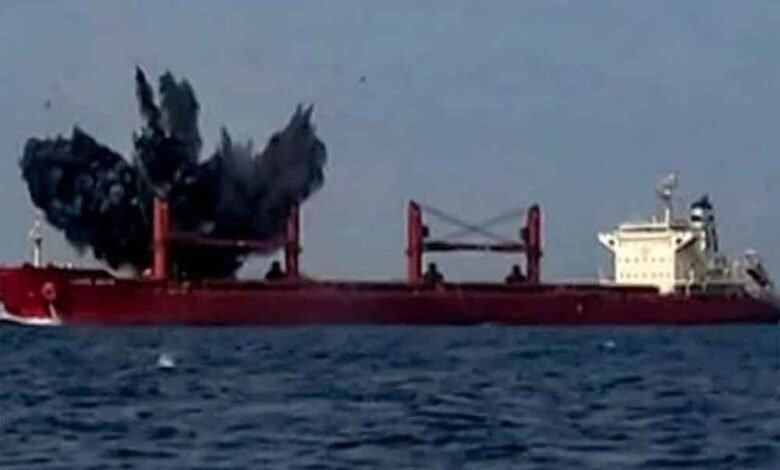 मिडिल-ईस्ट-में-बढ़ा-तनाव:-ईरान-ने-अमेरिकी-जहाज-पर-किया-हमला,-सेना-को-था-सपोर्ट