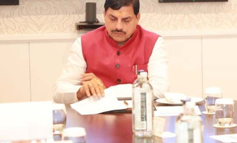 एमपी-में-सख्त-एक्शन-का-ट्रेंड:-8-कलेक्टर-और-7-एसपी-पर-गिरी-कार्रवाई,-लापरवाह-अफसर-रहे-सीएम-के-निशाने-पर