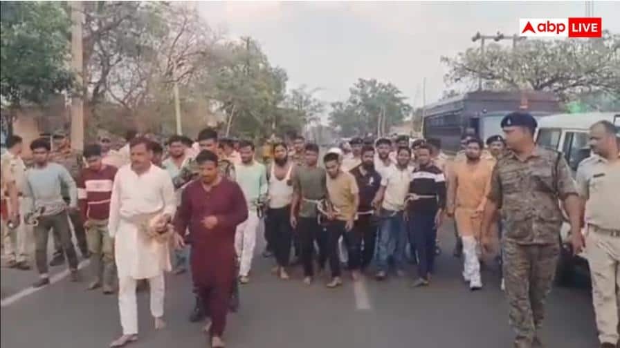 धनबाद:-रामनवमी-में-बवाल-करने-वालों-पर-पुलिस-का-एक्शन,-गिरफ्तार-कर-सड़कों-पर-निकाला-जुलूस