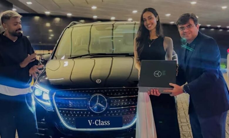 हार्दिक-पंड्या-ने-गर्लफ्रेंड-माहिका-को-गिफ्ट-की-मर्सिडीज-कार,-जानें-इसकी-कीमत