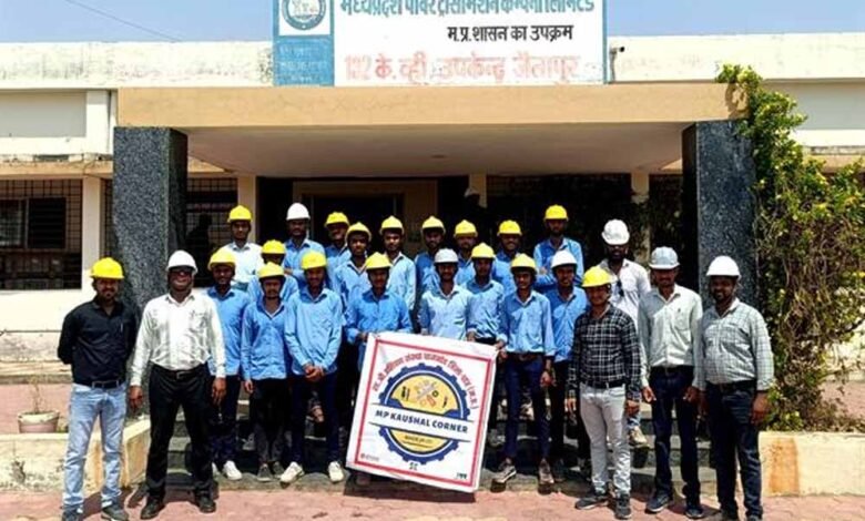 आईटीआई-धामनोद-के-विद्यार्थियों-ने-समझी-ट्रांसमिशन-नेटवर्क-की-कार्यप्रणाली