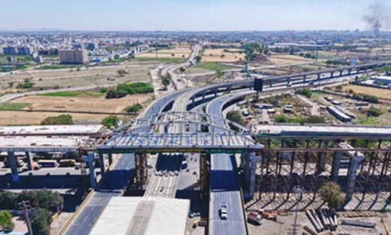 इंदौर-में-डबल-डेकर-फ्लाईओवर-निर्माण-ने-पकड़ी-रफ्तार,-400-टन-‘बो-स्ट्रिंग’-हवा-में-असेंबल