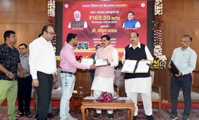 एमएसएमई-इकाइयां-औद्योगिक-गतिविधियों-का-प्रभावी-केन्द्र-और-लाखों-परिवारों-के-स्वावलंबन-का-हैं-आधार-:-मुख्यमंत्री-डॉ.-यादव