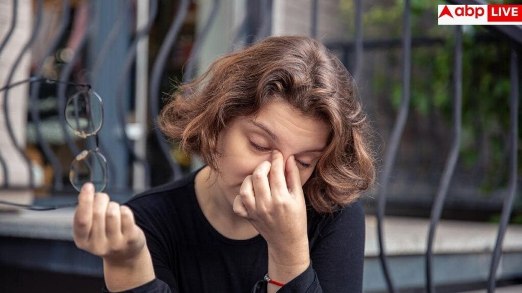 floaters-and-flashes-in-eyes:-क्या-आपकी-आंखों-में-भी-नजर-आते-हैं-धब्बे?-तुरंत-भागें-डॉक्टर-के-पास,-वरना…