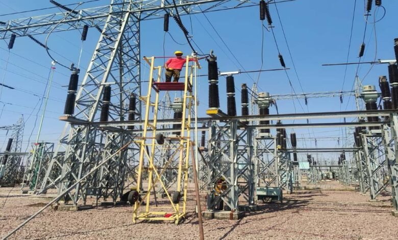 सब-स्टेशन-मेंटेनेंस-के-लिए-36-फीट-ऊँचाई-का-मैन-लिफ्टर-इन-हाउस-डिज़ाइन-एवं-निर्माण