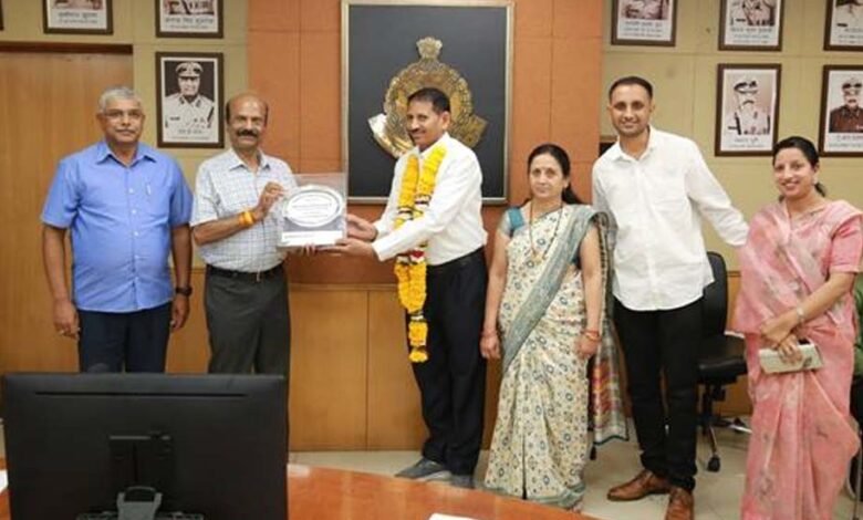 पुलिस-मुख्यालय-परिवार-द्वारा-नौसेवानिवृत्‍त-कर्मचारियों-को-भावभीनी-विदाई