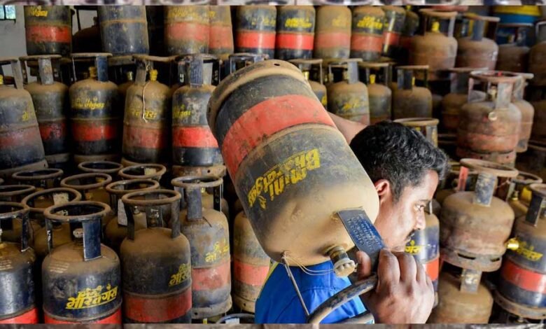 वित्तीय-वर्ष-के-पहले-दिन-महंगाई-का-असर,-कमर्शियल-lpg-की-कीमतों-में-₹195.5-का-इजाफा