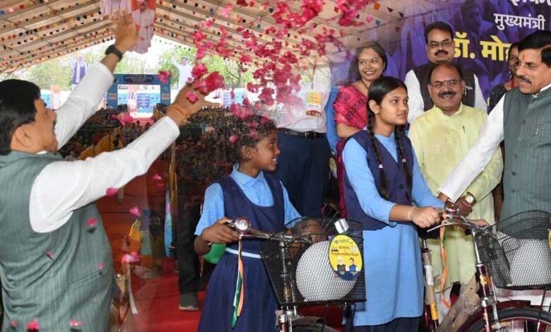 मुख्यमंत्री-डॉ.-मोहन-यादव-ने-बच्चों-पर-की-पुष्प-वर्षा,-हजारों-बच्चों-ने-प्रदेश-के-स्कूलों-में-लिया-प्रवेश
