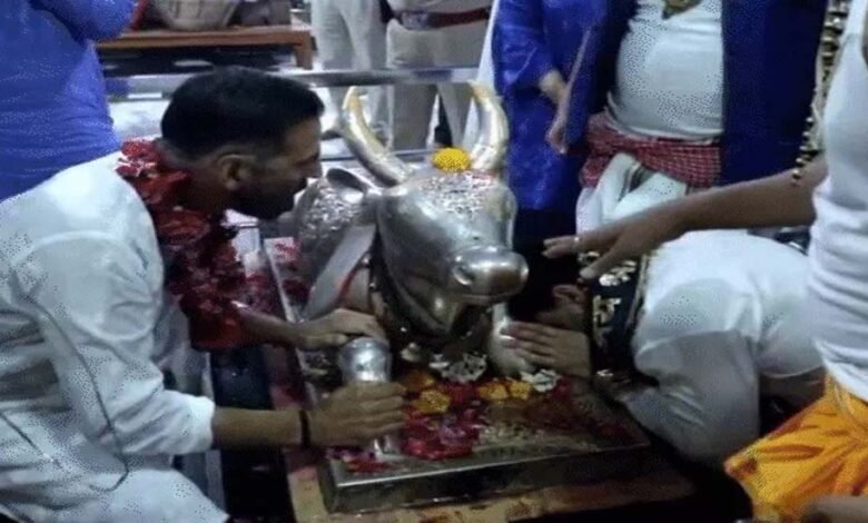 महाकाल-के-दरबार-में-अक्षय-और-टाइगर:-नंदी-के-कान-में-कही-मनोकामना,-देश-की-तरक्की-की-कामना-की,-डिंपल-कपाड़िया-भी-साथ