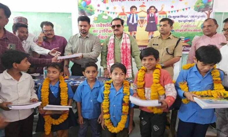 मंत्री-टेटवाल-ने-“स्कूल-चलें-हम”-के-तहत-प्रवेशोत्सव-में-पुस्तक-और-मिठाई-वितरण-कर-विद्यार्थियों-का-किया-उत्साहवर्धन