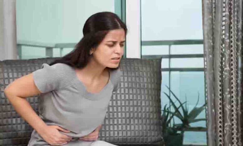 बदलते-मौसम-में-पेट-दर्द-से-राहत-पाने-के-6-अचूक-आयुर्वेदिक-उपाय,-रसोई-में-मौजूद-इन-चीजों-से-मिलेगा-तुरंत-आराम