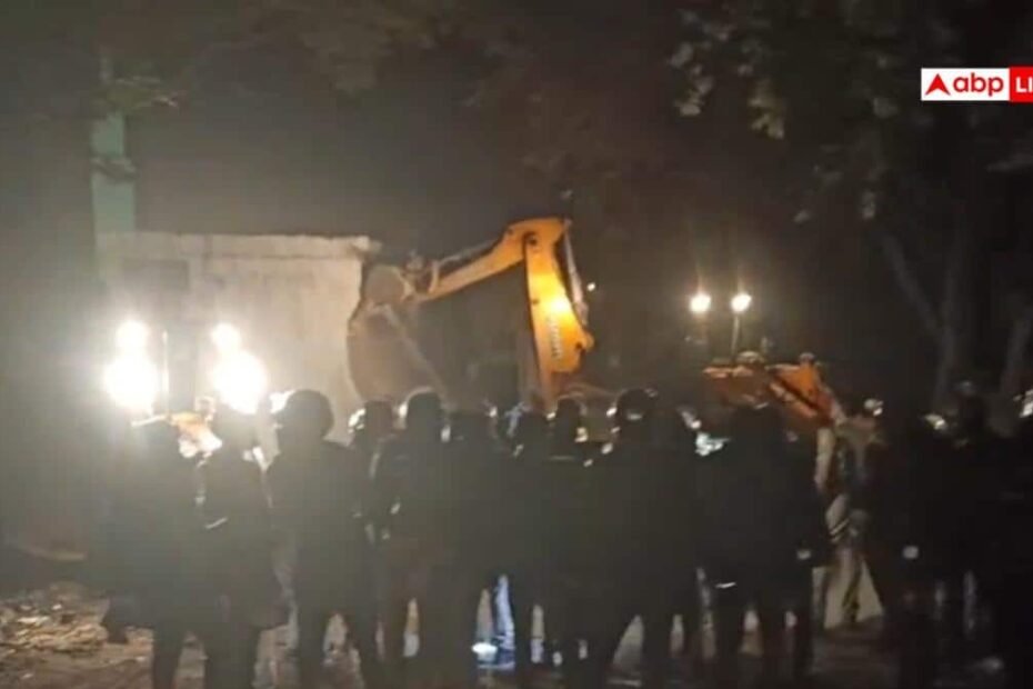 लखनऊ-के-bkt-में-अवैध-मस्जिद-पर-चला-बुलडोजर,-कोर्ट-के-आदेश-के-बाद-कार्रवाई,-देर-रात-इकट्ठा-हुई-भारी-भीड़