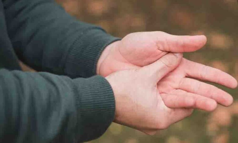 हाथों-में-बार-बार-झुनझुनी-और-सुन्नपन-को-न-करें-नजरअंदाज,-यह-शरीर-में-छिपी-इन-बीमारियों-का-हो-सकता-है-संकेत