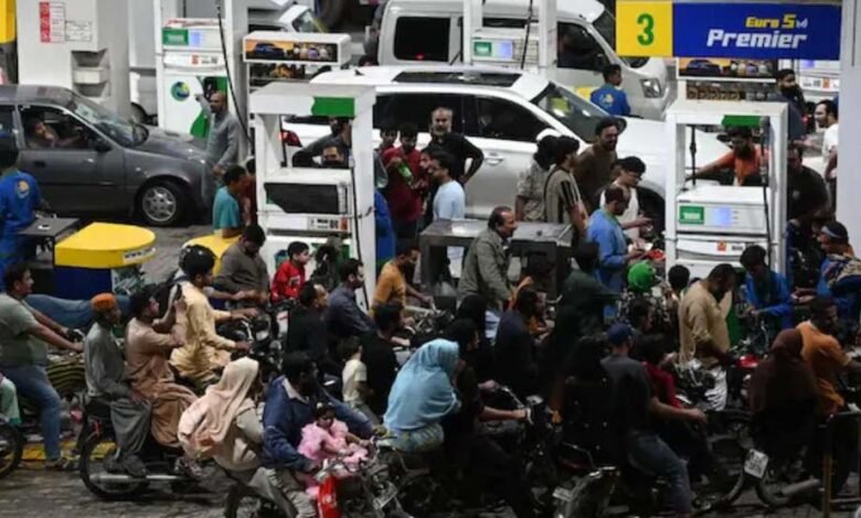 पाकिस्तान-में-बढ़ी-तेल-की-कीमतें,-पेट्रोल-458-रुपए-लीटर-और-डीजल-520-पार,-आम-जनता-की-कमर-टूटी