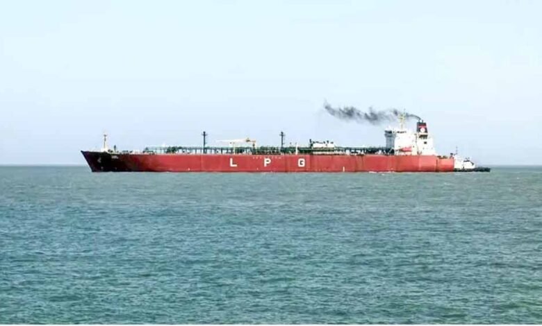 ईरान-संकट-में-भारत-की-ताकत-दिखी:-होर्मुज-से-निकले-8-भारतीय-जहाज,-चीन-के-70-टैंकर-फंसे