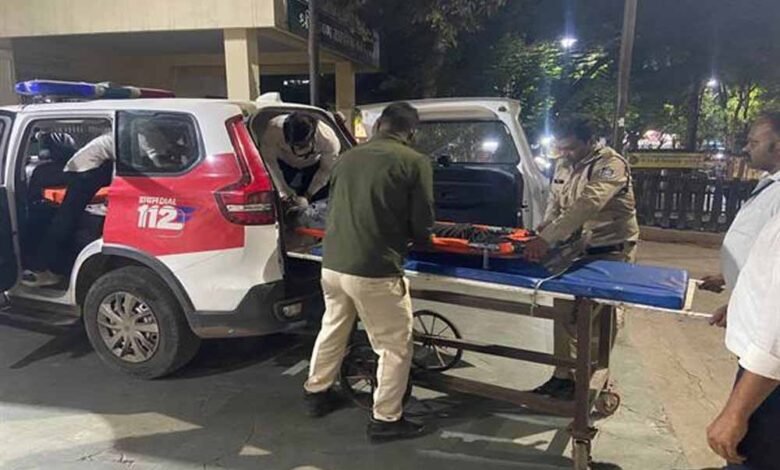 इंदौर-के-डायल-112-हीरोज-रात्रि-गश्त-के-दौरान-घायल-मिले-व्यक्ति-को-त्वरित-सहायता-से-पहुँचाया-अस्पताल