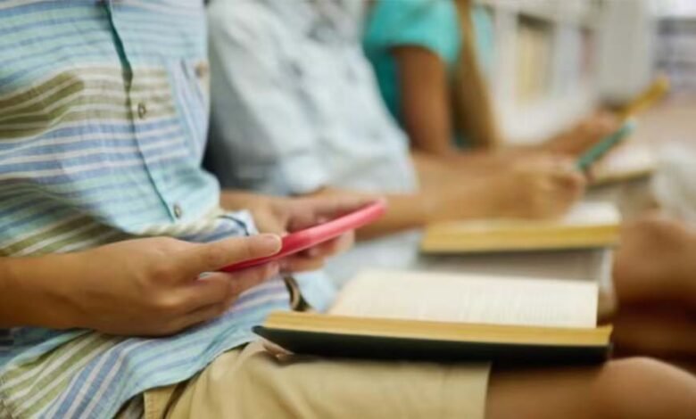 स्कूल-में-फोन-ले-जाना-पड़ेगा-महंगा,-बच्चों-की-पढ़ाई-और-दिमाग-पर-असर,-दुनिया-भर-में-बढ़ा-बैन