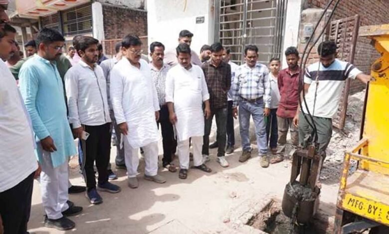 ऊर्जा-मंत्री-तोमर-ने-उपनगर-ग्वालियर-में-नाला-निर्माण-एवं-सीवर-लाइन-का-किया-निरीक्षण