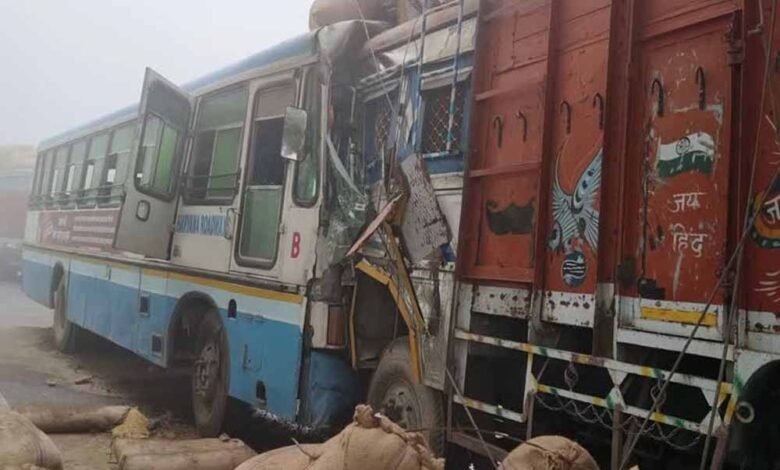 देवास-में-ट्रक-और-टूरिस्ट-बस-की-भीषण-टक्कर,-30-से-ज्यादा-यात्री-घायल