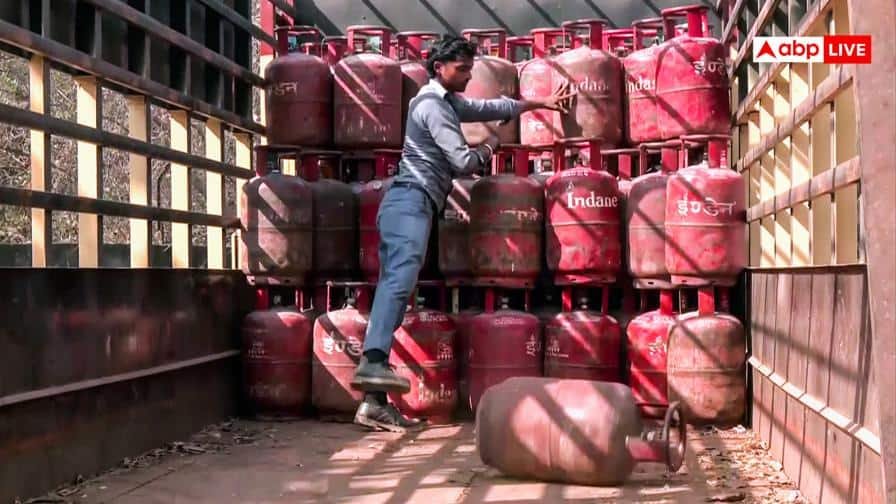 दिल्ली-में-गैस-कालाबाजारी-पर-बड़ा-एक्शन,-गोदाम-से-बिक्री-बंद,-गरीबों-के-लिए-5kg-सिलेंडर-व्यवस्था-लागू